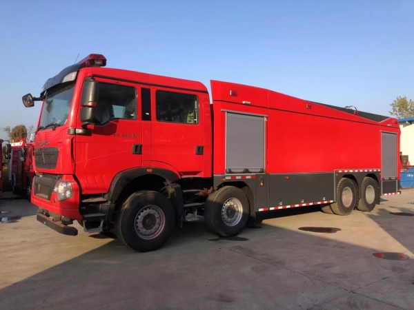重汽豪沃18噸水罐消防車
